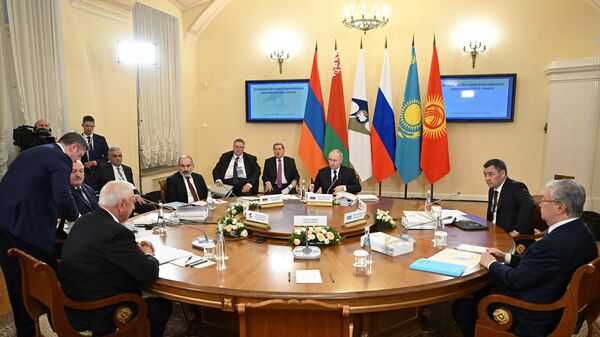 Russian President Vladimir Putin attends a meeting with participants of the Supreme Eurasian Economic Council in St. Petersburg, Russia. - Sputnik International