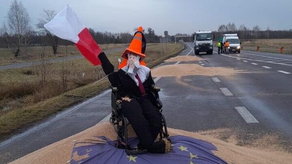 Polish farmers spilled Ukrainian grain on the road near the border village of Dorohusk in a protest against unchecked Ukrainian food imports.  - Sputnik International