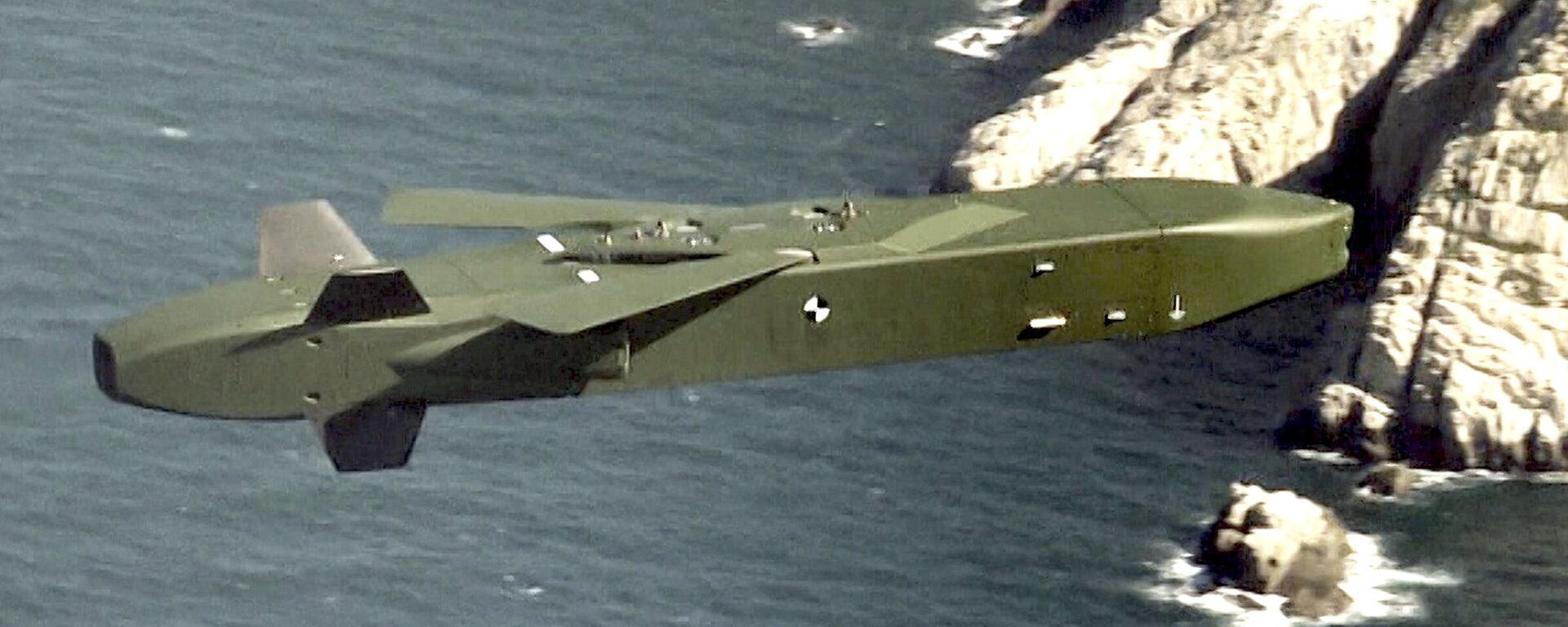 A Taurus missile flies during a drill off South Korea's western coast on Sept. 13, 2017.  - Sputnik International, 1920, 29.05.2025