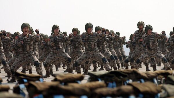 AIr Force soldiers showing off their combat alert at the drills - Sputnik International