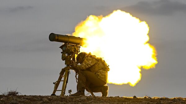 A serviceman of the Tsentr Battlegroup of Russian Armed Forces perfects his skills in firing Kornet anti-tank missile system. - Sputnik International