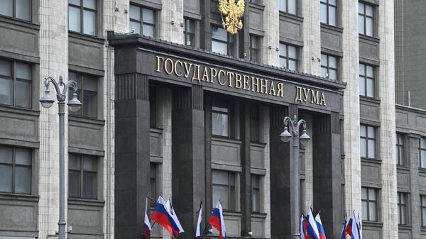 Russian national flags with attached black ribbons are seen on the headquarters of State Duma, the lower house of parliament - Sputnik International
