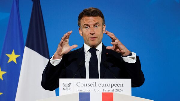 French President Emmanuel Macron gestures during a press conference at the end of the European Council summit at the EU headquarters in Brussels, on April 18, 2024. - Sputnik International