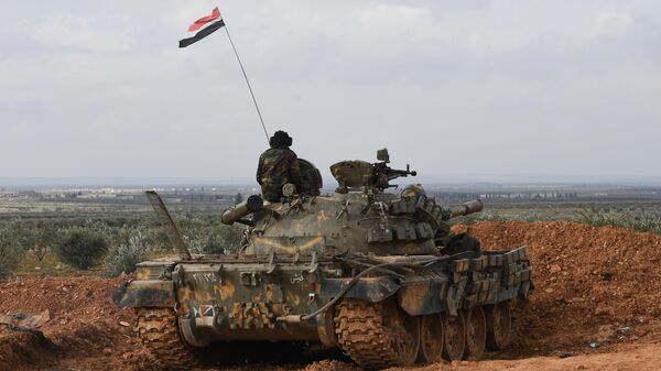 A soldier of the Syrian army guards atop a military tank in a forward position, outside Aleppo, Syria. - Sputnik International