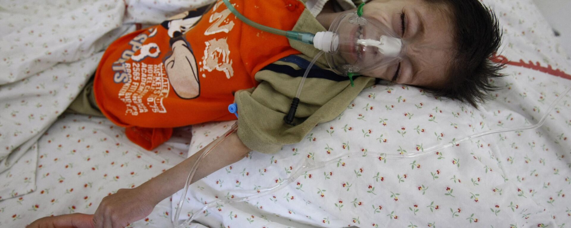 Palestinian boy Haitham Matar, who suffers from malnutrition, lies on a hospital bed in Gaza City on May 28, 2009. Israel's recent war on Gaza brought the enclave to the brink of a catastrophe, Amnesty International said on May 28, also lambasting the two main Palestinian factions for human rights violations. AFP PHOTO/MOHAMMED ABED (Photo by MOHAMMED ABED / AFP) - Sputnik International, 1920, 28.04.2024