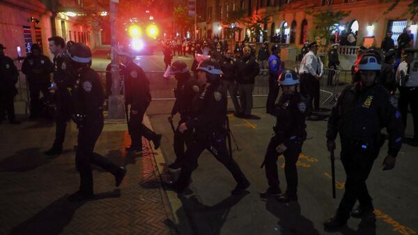 Members of the New York Police Department strategic response team move towards an entrance to Columbia University, Tuesday, April 30, 2024, in New York. After entering the campus, a contingent of police officers approached Hamilton Hall, the administration building that student protesters began occupying in the morning. (AP Photo/Julius Motal) - Sputnik International
