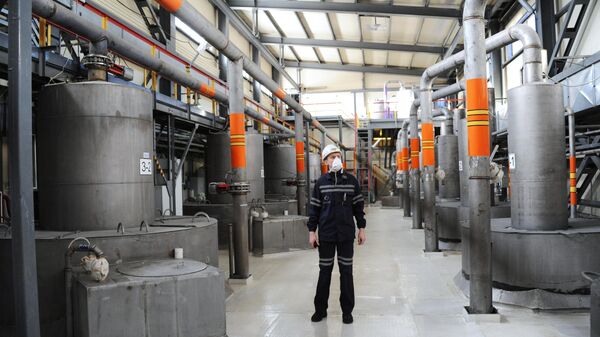  A worker at a workshop of the Khiagda enterprise in the Republic of Buryatia beginning preparations for the development of the Istochnoye and Verhinskoye natural uranium deposits at the Khiagda ore field. - Sputnik International