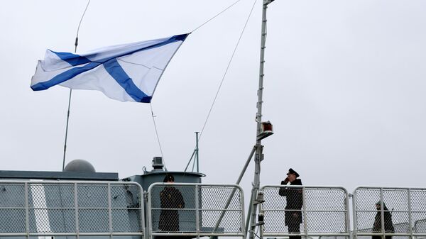 A Russian navy flag is raised on the Vice-Admiral Kulakov large anti-submarine ship in the town of Severomorsk, Murmansk region, Russia. - Sputnik International