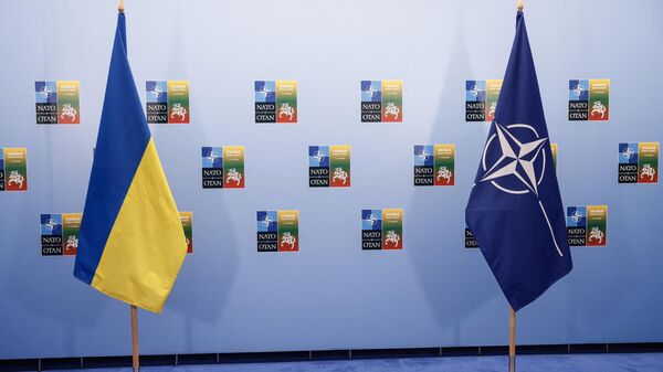 Flags of the Ukraine (L) and the NATO are pictured on the sidelines of the NATO Summit in Vilnius on July 12, 2023.  - Sputnik International
