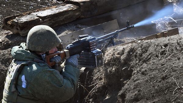 A serviceman fires a machine gun during a combat training at Bamburovo Marine Corps training ground of the Russian Pacific Fleet - Sputnik International