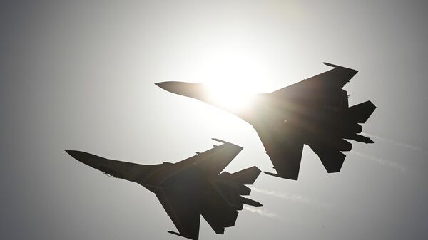 Russian Su-34 Bombers, Escorted by Su-35, Strike Ukrainian Command Post - Sputnik International