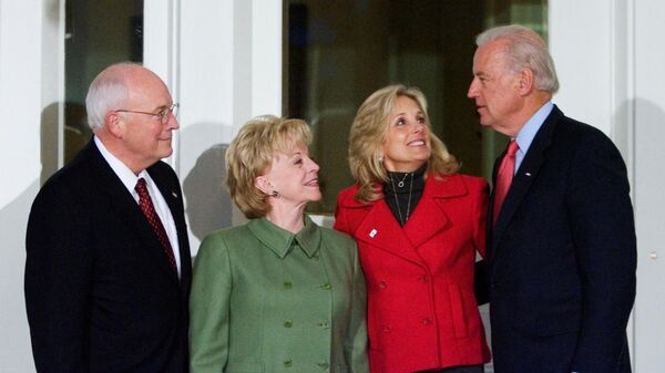 Vice President Dick Cheney and wife Lynne Cheney, welcome Vice President-elect Joe Biden, right, and his wife Jill Biden in the Vice President's official residence at the Naval Observatory, Thursday, Nov. 13, 2008, in Washington.   (AP Photo/Manuel Balce Ceneta) - Sputnik International
