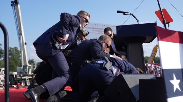Дональд Трамп после покушения на предвыборном митинге в Батлере, США - Sputnik International