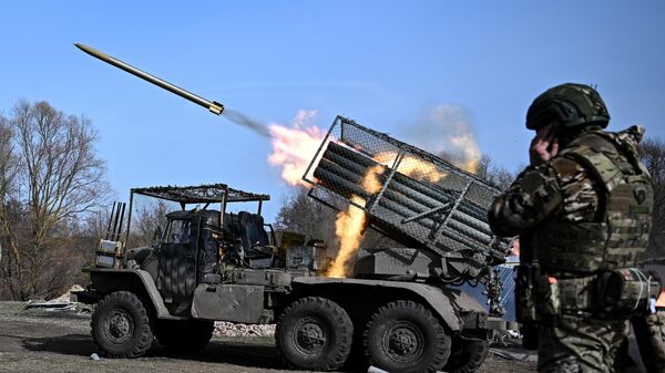 Russian servicemen fire a BM-21 Grad multiple rocket launcher towards Ukrainian positions amid Russia's military operation in Ukraine, in Kursk region, Russia. - Sputnik International