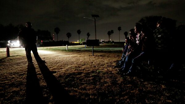A group of immigrants from Honduras and El Salvador, who crossed the U.S.-Mexico border illegally, are stopped in Granjeno, Texas - Sputnik International
