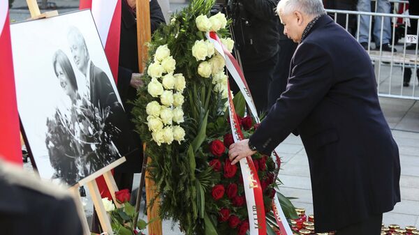 Jaroslaw Kaczynski, the twin brother of the late President Lech Kaczynski, attends a ceremony outside the Presidential Palace in Warsaw April 10, 2015 commemorating the crash of the Polish government plane in Smolensk, Russia which killed 96 people. - Sputnik International