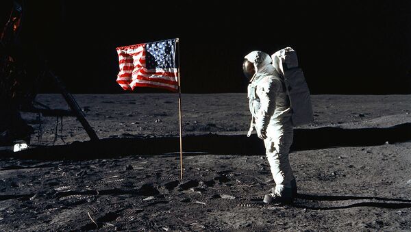 Apollo 11 - Sputnik International