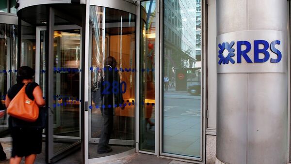 Employees walk into the Royal Bank of Scotland headquarters in the City of London, Tuesday, Aug. 4, 2015. - Sputnik International