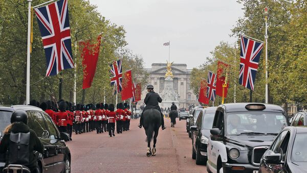 China flags are fixed on poles beside Union flags along The Mall towards Buckingham Palace in London, Friday, Oct. 16, 2015. - Sputnik International