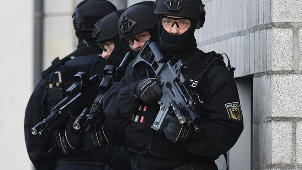 Members of the German police's so-called BFE+ (Evidence and Arrestment Unit) anti terror unit present a training operation in Berlin's Ahrensfelde district on December 16, 2015. - Sputnik International