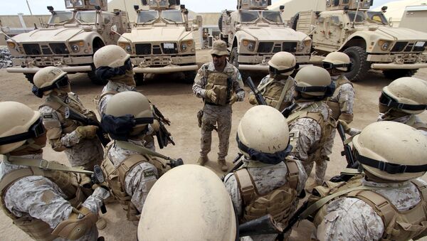 Senior army commander Abdullah al-Sahian (C), who commands the Saudi forces in Yemen's southern port city of Aden, talks to his soldiers in their base in Aden, in this September 28, 2015 file photo - Sputnik International