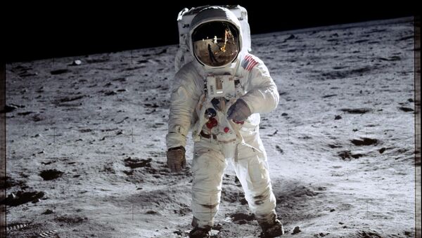Astronaut Buzz Aldrin walks on the surface of the moon near the leg of the lunar module Eagle during the Apollo 11 mission. - Sputnik International
