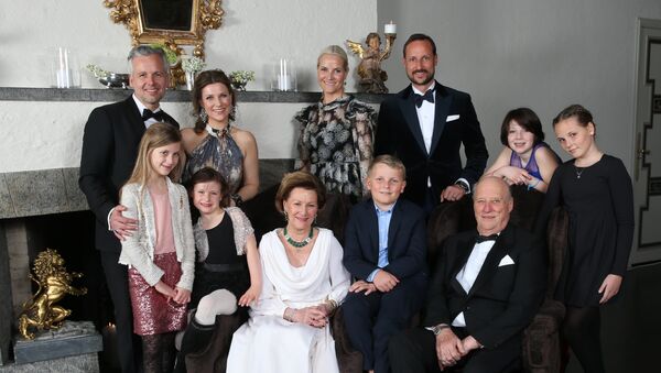 Family photo of the Norwegian Royal family, taken on the occasion of King Harald's 25th throne anniversary: Ari Behn, princess Märtha Louise, Leah Isadora Behn, Emma Tallulah Behn, queen Sonja, prince Sverre Magnus, king Harald, crown princess Mette Marit, crown prince Haakon, Maud Angelica Behn and princess Ingrid Alexandra at the crown prince couple´s residence at Skaugum. - Sputnik International