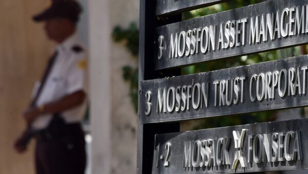 A private security guard stands outside the building where Panama-based Mossack Fonseca law firm is based, in Panama City, on April 5, 2016 - Sputnik International
