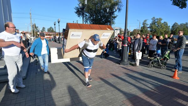 Strongman Elbrus Nigmatullin carries a 280-kilogram piano for 100 meters to mark the 280th anniversary of Chelyabinsk - Sputnik International