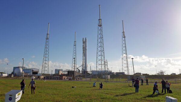 Photographers set up remote cameras preparing to cover the Falcon 9 SpaceX rocket launch at complex 40 at the Cape Canaveral Air Force Station in Cape Canaveral. (File) - Sputnik International
