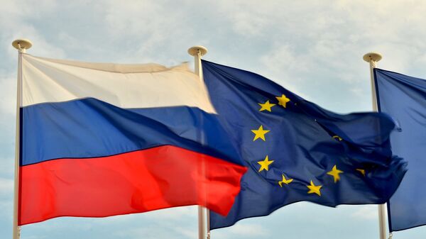 Flags of Russia, EU, France and coat of arms of Nice on the city's promenade - Sputnik International