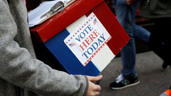 An election volunteer holds a box outside Trump Tower in the Manhattan borough of New York City, October 26, 2016 - Sputnik International