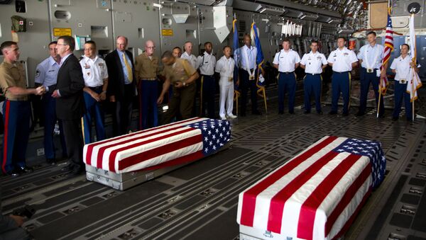 U.S. Defense Secretary Ash Carter, second left, shakes hand with U.S. military members after they loaded the casket what they believe may be the remains of one to two crew members from a B-24 bomber that crashed during World War II in C-17 aircraft after a ceremony at the Palam airport, in New Delhi, India, Wednesday, April 13, 2016 - Sputnik International