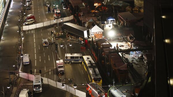 Authorites inspect a truck that had sped into a Christmas market in Berlin, on December 19, 2016 - Sputnik International