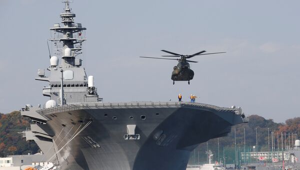 A helicopter lands on the Izumo, Japan Maritime Self Defense Force's (JMSDF) helicopter carrier, at JMSDF Yokosuka base in Yokosuka - Sputnik International