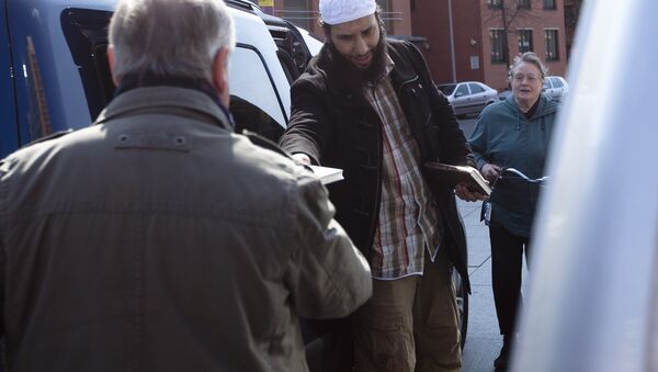 A member of a Muslim group distributes copies of the Quran at Potsdamer Platz in Berlin (File) - Sputnik International