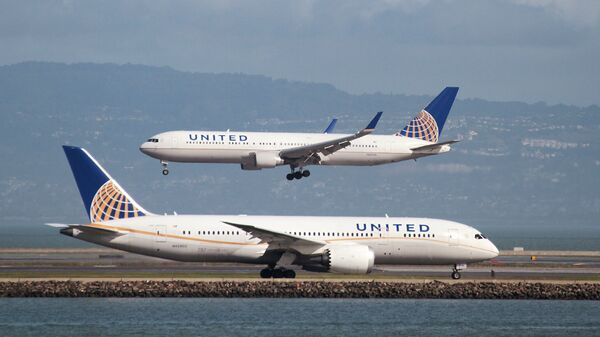  A United Airlines Boeing 787 taxis as a United Airlines Boeing 767 lands at San Francisco International Airport, San Francisco, California, U.S. on February 7, 2015 - Sputnik International