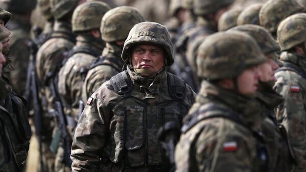 Polish soldiers attend welcoming ceremony for U.S.-led NATO troops at polygon near Orzysz, Poland, April 13, 2017 - Sputnik International