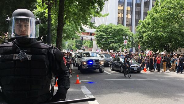 Thousands of protesters gather in Portland, Oregon, Sunday, June 4, 2017, for competing rallies following last month’s fatal stabbing of two men on a light-rail train by a man police say was shouting anti-Muslim slurs. - Sputnik International