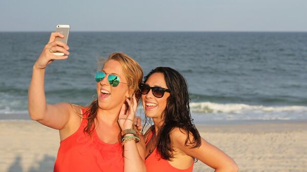 Friends taking a selfie - Sputnik International