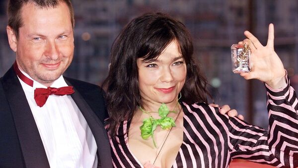 Danish director Lars Von Trier (L), 53rd Cannes Film Festival Golden Palm for his movie Dancer in The Dark posing with Icelandic pop star and actress, Bjork, Best Actress, on the terrace of the Palais des Festivals in Cannes. (File) - Sputnik International