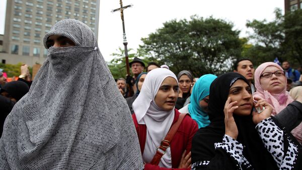 Women in traditional garb gather to protest against Quebec's proposed Charter of Values in Montreal. (File) - Sputnik International