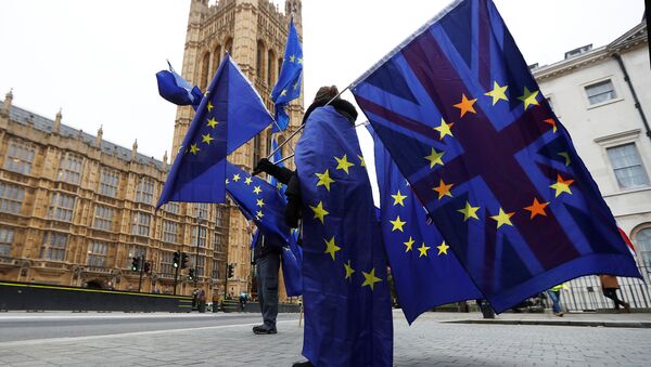 Anti-Brexit protesters wave EU and Union flags outside the Houses of Parliament in London, Britain, November 14, 2017 - Sputnik International