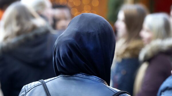 A Muslim woman walks over the Christmas market in Frankfurt, Germany - Sputnik International