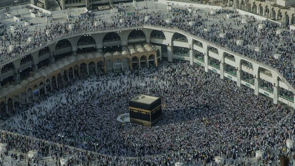 Muslim pilgrims perform the farewell circling of the Kaaba, the cubic building at the Grand Mosque, marking the end of hajj pilgrimage in the Muslim holy city of Mecca, Saudi Arabia, Thursday, Aug. 16, 2018 - Sputnik International