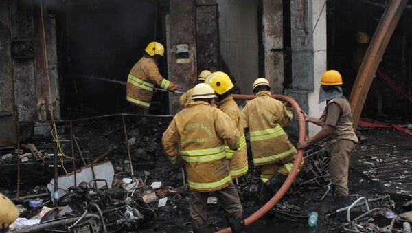 India firefighters work to contain a fire at a fireworks factory in Sivakasi in the southern India state of Tamil Nadu on October 20, 2016 - Sputnik International