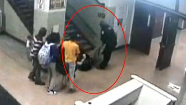 Newly obtained video offers a new look at a disturbing altercation at Marshall High School between Chicago police and a student. - Sputnik International