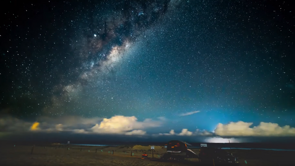Lightning Storm Appears Amidst Milky Way Timelapse Footage  - Sputnik International