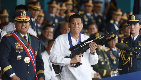 Philippine President Rodrigo Duterte holds a Galil sniper rifle next to outgoing Philippine National Police Chief Ronald Bato Dela Rosa during the National Police chief handover ceremony in Camp Crame, Quezon City, metro Manila, Philippines, April 19, 2018 - Sputnik International
