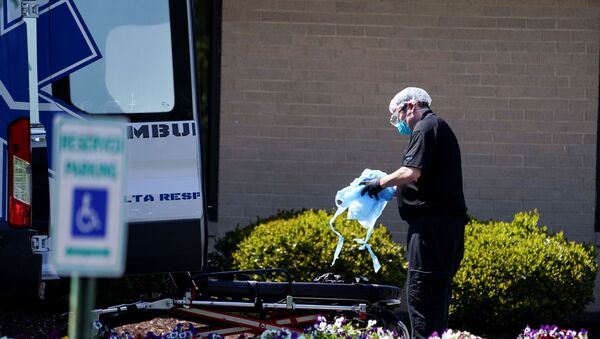 An ambulance worker is seen outside the Canterbury Rehabilitation & Healthcare Center in Richmond, Virginia, U.S., April 16, 2020 - Sputnik International